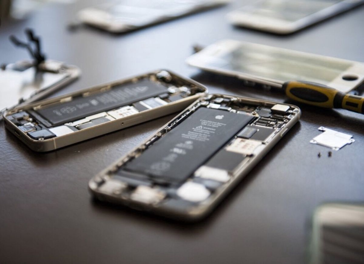 What are the benefits of professional iPhone repair services?